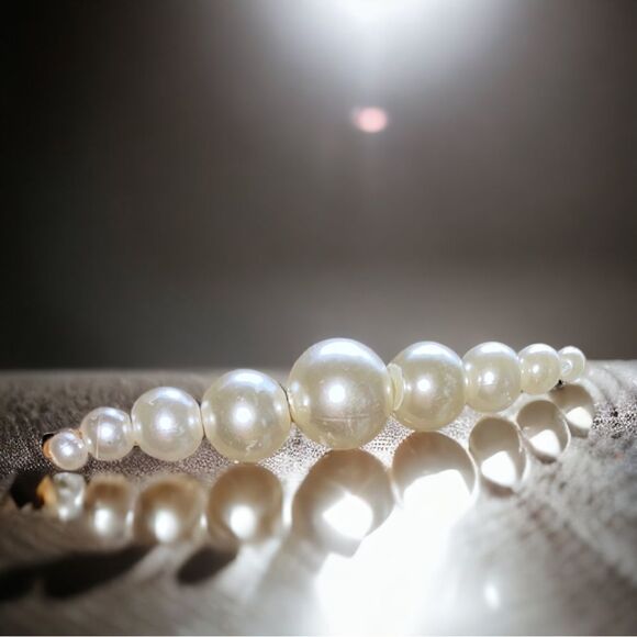 Pearl on Gold Hardware l Hair Clip, Barrette l Trending l New - Picture 2 of 9